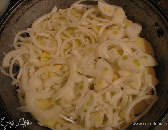 Лук нарезаем полукользами и выкладываем поверх картофеля.