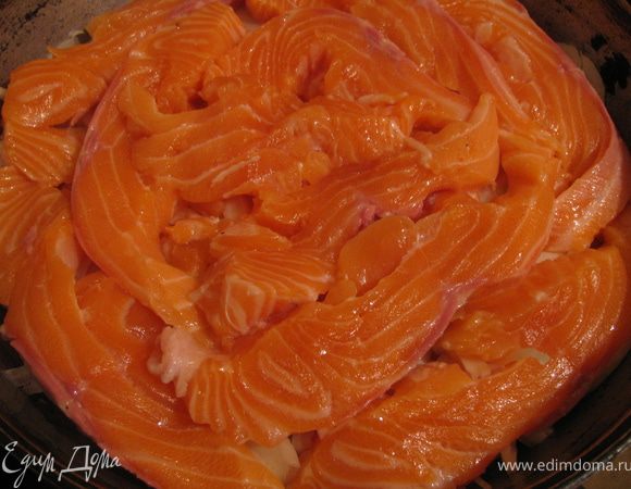 Семгу нарезаем порционными кусочками и выкладываем поверх лука.