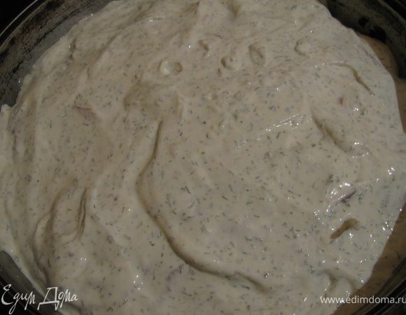 Готовим соус для заливки:сметану смешиваем с соком лимона,солью и специями.Хорошенько перемешиваем и заливаем рыбку.