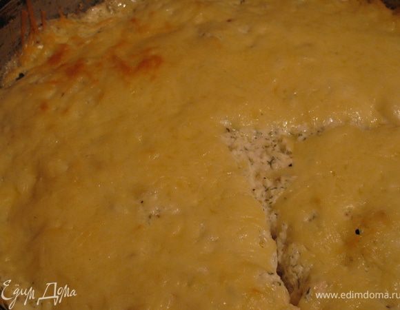 Ставим в хорошо разогретую духовку на30мин.Минут за 5 до готовности посыпаем тертым сыром и отправляем обратно в духовку подрумянится.