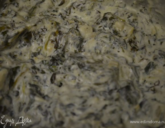 1. В сотейнике разогреть масло, добавить шпинат и резанные артишоки. Тушить примерно 5 минут на среднем огнею.
2. Вмешать творожный сыр и сметану, продолжая тушить на среднем огне. Добавить сыр тертый и соль с чесноком.  Тушить еще 10-15 минут. Подавать горячим.