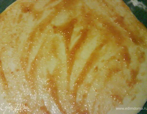 Так как я брала двойную порцию у меня получилось 6 больших рулетов(в оригинале в предложенной пропорции выходит 4 рулета, из двойной пропорции 8шт), я не стала уменьшать.
Готовое тесто делим на 4 части. Если начинка получилась жидковатой - добавляем бисквитную крошку, сухари или манку, она должна быть не слишком густой, но и не должна течь.
Раскатываем тесто, смазываем абрикосовым джемом, вылаживаем ореховую начинку, сворачиваем в рулет. 