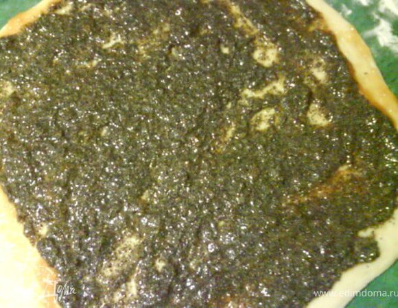 Улаживаем на противень швом вниз. Для маковой начинки смазываем вишневым джемом. Аналогочно с маковой начинкой и вишневым джемом.Так делаем 4 рулета - 2 ореховых и 2 маковых.
Даем подойти, смазываем взбитым желтком и выпекаем при 180 градусах ( у меня 150, духовка очень сильная) 20-30 минут. Готовность проверяем зубочисткой.