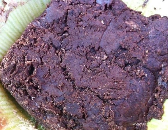 Печенье измельчить в мелкую крошку (я это делаю в блендере). Добавить какао и воду. Перемешать. Получится пластичная масса