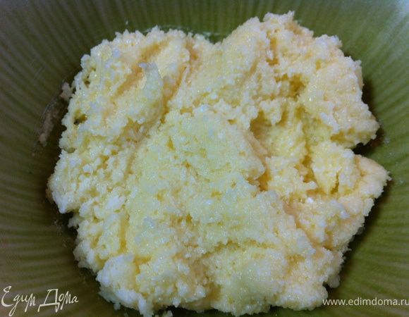 Кокосовую стужку измельчить в мелкую крошку. Опять же в блендере- идеально. Добавить мягкое сливочное масло (не растопленное, а просто мягкое), сахарную пудру, ликер. Перемешать. Если не хотите ликер- вообще ничего не добавляйте- масло даст необходимую консистенцию и так.