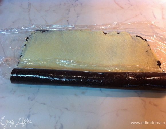 Пищевой пленкой или бумагой для выпечки застелить рабочую поверхность. Раскатать шоколадный слой в виде прямоугольника (приблизительно 19х22). Сверху нанести кокосовый слой.