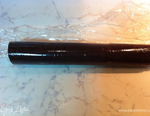 Сворачивать рулет при помощи пленки - как роллы в японской кухне:) Завернуть в пленку и отправить в холодильник минимум на час.