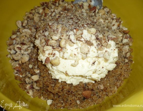 бисквит, орехи и крем перемешать 