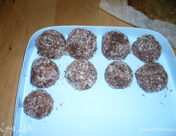 из полученной массы сформировать шарики, обвалять их в какао, и в кокосовой стружке. Отправить в холодильник на 5-6 часов.