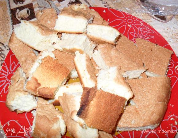 Бисквит: 
3 крупных яйца взбиваем с неполным стаканом сахара в крутую пену, постепенно подмешиваем неполный стакан муки. Выпекаем корж. Режим на брусочки.

