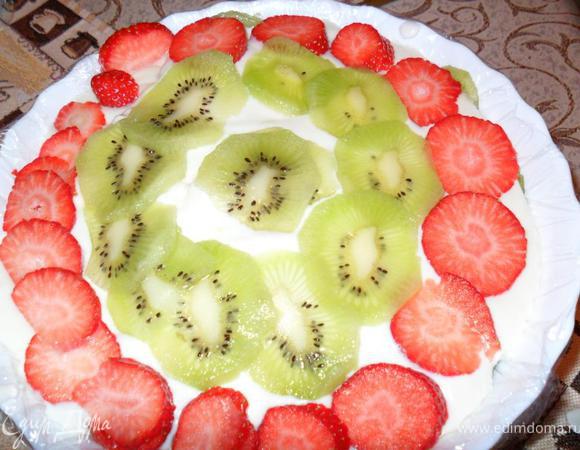 Застелем глубокую посуду пищевой пленкой, на дно выложим нарезанные на половинки ягоды клубники и киви, затем слой поломанного на кусочки бисквита, опять слой ягод и слой бисквита.


