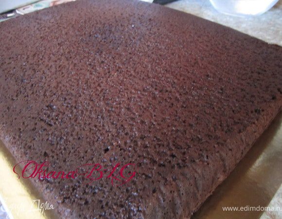 Приготовить бисквит по рецепту http://www.edimdoma.ru/recipes/31029  в квадратной или прямоугольной форме( у меня 35х 30) Охладить и разрезать на 2 коржа.