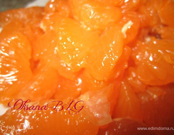 Мандарины очистить от пленочки, шарон порезать небольшими кубиками.