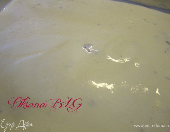 Для сметанно-творожного суфле продукты разделить на две части. Так как суфле будет готовится в два подхода. Для первого слоя суфле желатин залить кипятком(100 гр.) Сметану, творог, сахар взбить в блендере, добавить немножко ванилина. Когда желатин разведен и в нем нет крупинок, добавить его в сметанно-творожную масу и еще раз хорошо взбить. Залить на бисквит. оставить на 5-10 минут в прохладном месте, чтобы суфле немного схватилось.