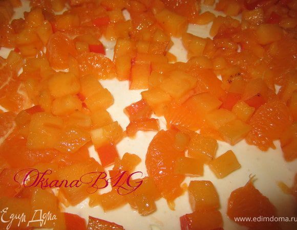 На суфле выложить мандарины и кусочки шарона.