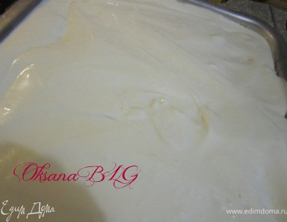 Приготовить вторую часть сметанно-творожного суфле, залить его на желейный слой.