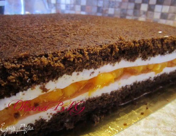 Накрыть бисквитным, поставить на 4-5 часов в холодильник. После охлаждения перевернуть на блюдо.