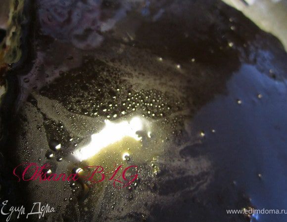 Приготовить помадку. Сахар, воду, какао перемешать, поставить на огонь, довести до кипения. Добавить масло, немного охладить.