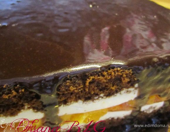 Залить помадкой торт.