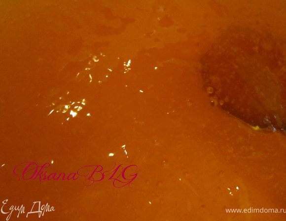 Желе приготовить так как указано на пакетике. Для того что бы желе было более плотненьким, лучше добавить на 50-100 гр. меньше жидкости, чем указано в инструкции. желе оставить застывать в прохладном месте. Оно должно застыть до состояния густого киселя.