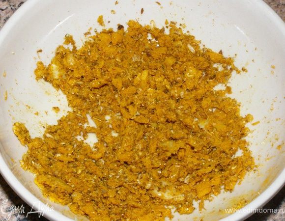 Сняв с огня, даем остыть. Из головок кардамона высыпем семена в ступку и разотрем вместе с зирой и кориандром. Корень имбиря очистим и мелко нарежем, чеснок мелко порубим. Смешаем вместе растертые специи, куркуму, соль, чеснок и имбирь