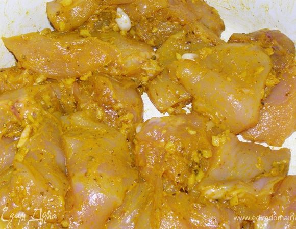 Филе смажем маслом и обваляем в специях