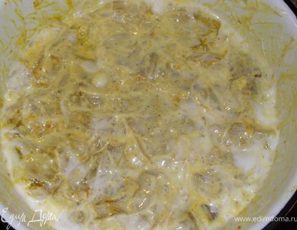 Добавим к курице йогурт, хорошо перемешаем, придавим, чтобы все филе погрузилось в йогурт, закроем пленкой и уберем в холодильник, лучше на ночь