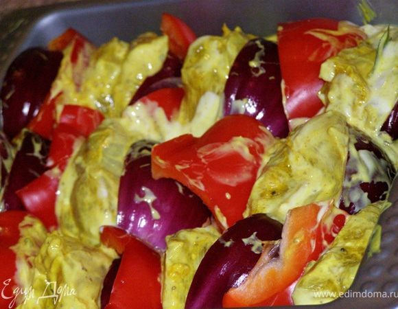 Лук очистим и разрежем на 4 части. Болгарский перец, очистим и разрежем на 8 частей. Лавровый лист крупно порвем. Деревянные шпажки замочим в воде на некоторое время, чтобы они не сгорели. Будем нанизывать на шпажки мясо поочередно с луком, лавровым листом и болгарским перцем. Я сделала имитацию шашлычков в небольшом противне (20*20 см)