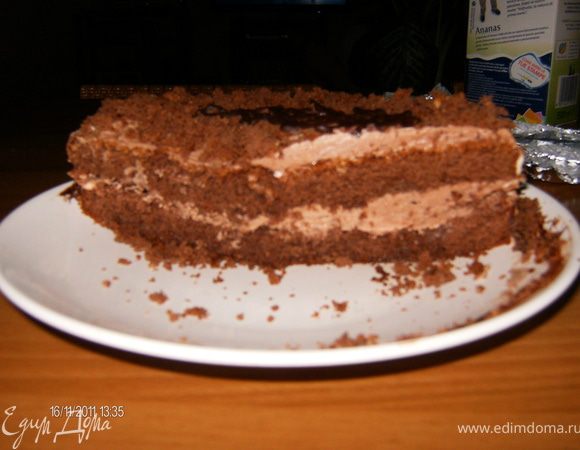 равномерно распределить 1\8 крема а то что остается смазываем верх и бока.