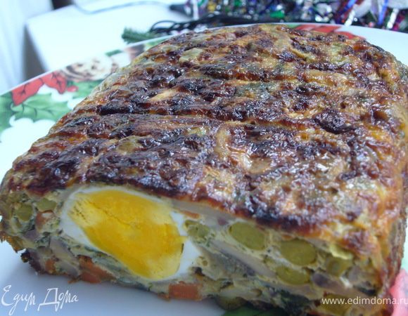 грибы почистить и нарезать на дольки.Морковь и лук на кубики.Всё вместе обжарить немного на масле.Добавить куриное филе(мелко нарезанное), мелко нарезанную зелень ,горошек и взбитые 6 яиц  ,приправленые солью и перцем.
 Прямоугольную форму смажь маслом и выложи пергамент.Выложи половину смеси и сверху разбей 3 сырых яйца.Выложи остальную смесь и накрой бумагой чтоб не пригорело.В разогретую духовку на 45 мин./до образования корочки:)Вытащить и можно подавать в тёлом и холодном виде.