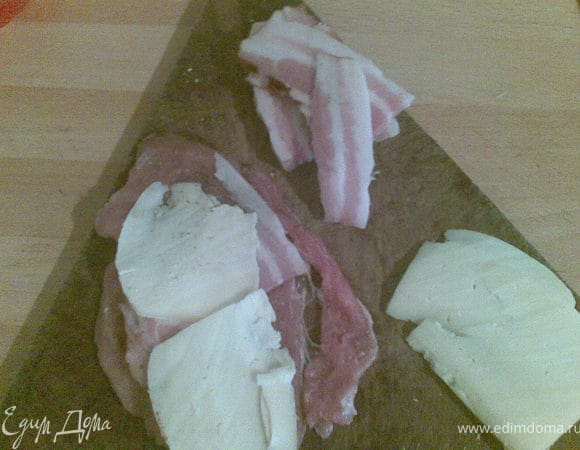 посолить,поперчить свиные отбивные(я мясо даже не отбивала просто тонко нарезала)
выложить на одну отбивную тонко нарезанные сыр и ветчину.