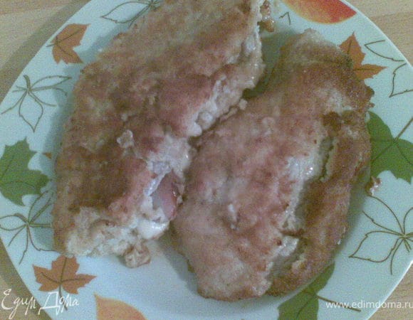 накрыть второй отбивной обмакнуть в яйце,затем в сухарях(к ним можно добавить сушёную кинзу и петрушку) и обжарить в масле.всё готово!
