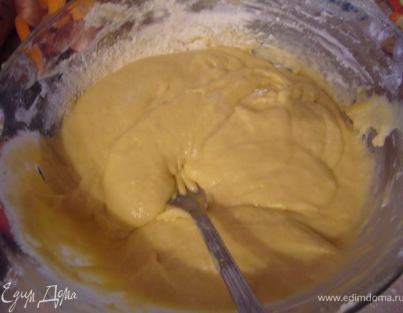 Взбить сахар +ванильный сахар+яица,до растворения сахара. 	 
  
Добавь сюда йогурт+масло.Введи это всё в муку+разрыхлителя...взбиваю это всё миксером. 	 
  

  
	 
