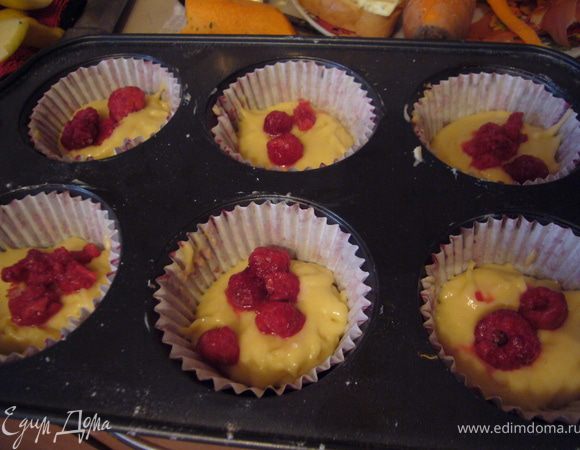 Заполнить формочки на 2/3 вдавить в тесто,ягоды малины
  