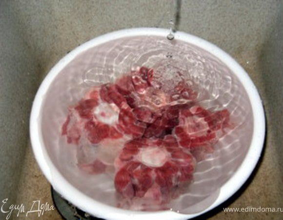 Куски хвоста подержать под струёй холодной воды около 30 минут.