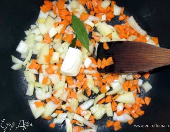 Крупно порезать лук, сельдерей и морковь.
В большой кастрюле, в которой вы будете варить суп, обжарить на оливковом масле с добавлением 20 гр сливочного овощи с лавровым листом.
