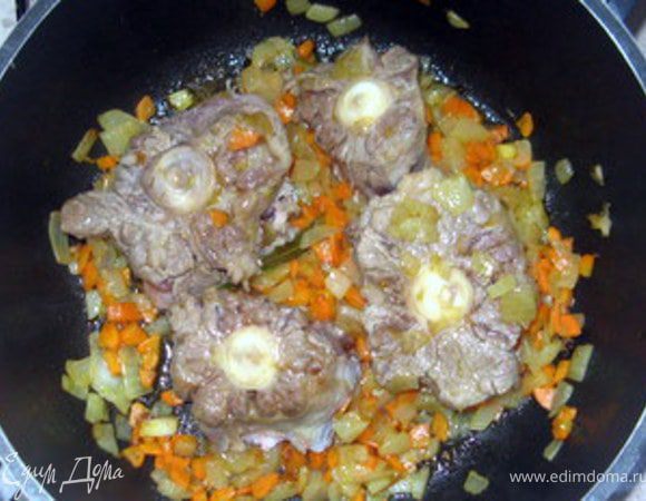 Через 3-4 минуты добавить хвост, ч. ложку  горошков перца, 2 бутона гвоздики, щепотку раздавленного в ступке кориандра. Обжарить мясо 2-3 минуты.