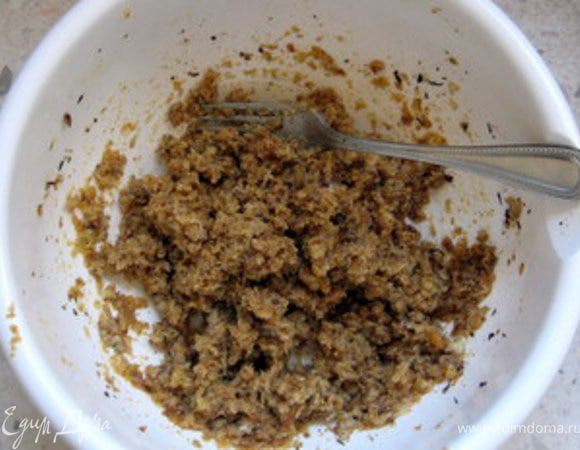 Перенести готовые хлебные кубики в миску, добавить молоко и яйца, перемешать до образования однородной массы.