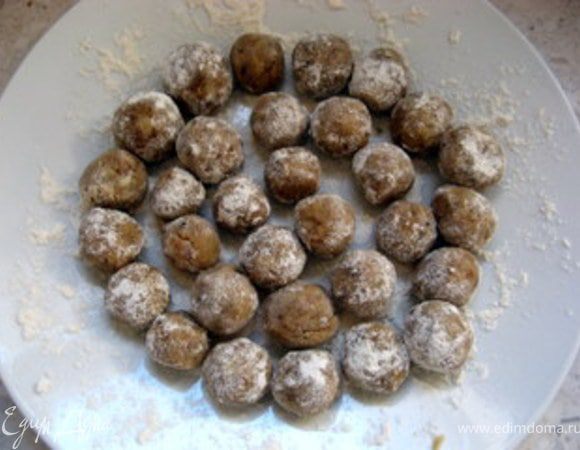 Из хлебной массы приготовить клёцки. Это можно сделать двумя способами. По-грамотному, нужно перенести массу в кондитерский мешок и выдавить её на рабочую поверхность, присыпанную мукой, в виде нескольких колбасок диаметром по 3 см. Разрезать колбаски на кусочки и руками сформировать клёцки и обвалять их в муке. Или же, по-простому, отщипывая от хлебной массы по кусочку и обваливая его в муке, накрутить клёцки. 