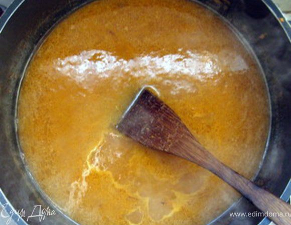 Удалить лавровый лист, а овощи из бульона перемолоть в блендере и вернуть обратно в бульон. Добавить туда же мясо. Вернуть на огонь и посолить по вкусу.