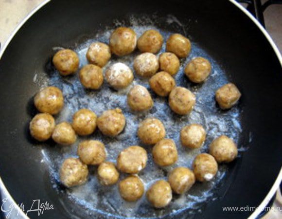 Клёцки обжарить на сливочном масле на довольно сильном огне 2-3 минуты.