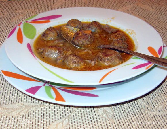 Горячий суп разлить по тарелкам и добавить в него клёцки.

