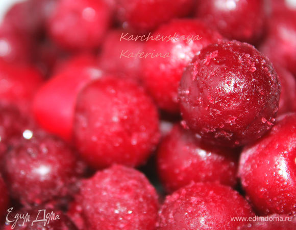 Вишню разморозить при комнатной температуре, жидкость слить. Как я уже говорила, в оригинальном рецепте указано 150 грамм вишни, советую добавить 300 грамм! Лишним не будет.