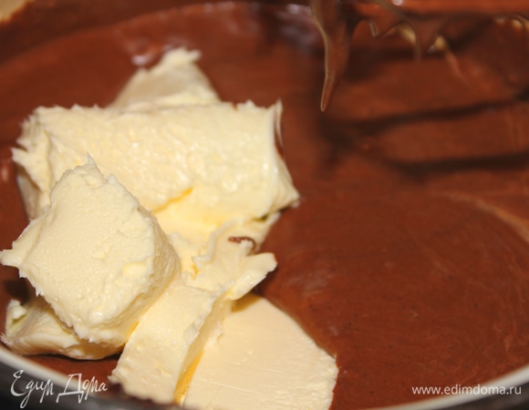 Теплый шоколад добавить в тесто. Затем добавить сливочное масло комнатной температуры. Просеять муку. Всыпать вишню без жидкости. Тщательно перемешать.