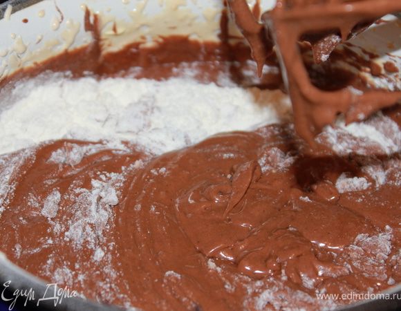 Взбить белки в густую пену и аккуратно (деревянной лопаткой) соединить с шоколадной смесью. Главное не миксером!