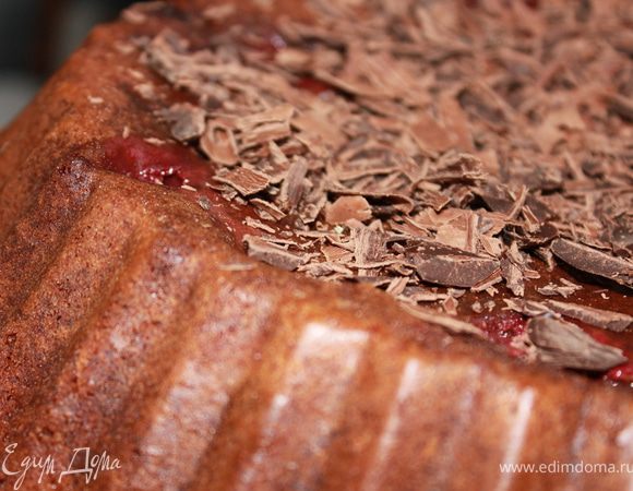 Вылить тесто в смазанную маслом и посыпанную сахаром разъемную форму и выпекать 1 час 20 минут при 160°C. Дать торту полностью остыть, снять боковые стенки формы. Остывший торт украсить ягодами и натертым на крупной терке горьким шоколадом.