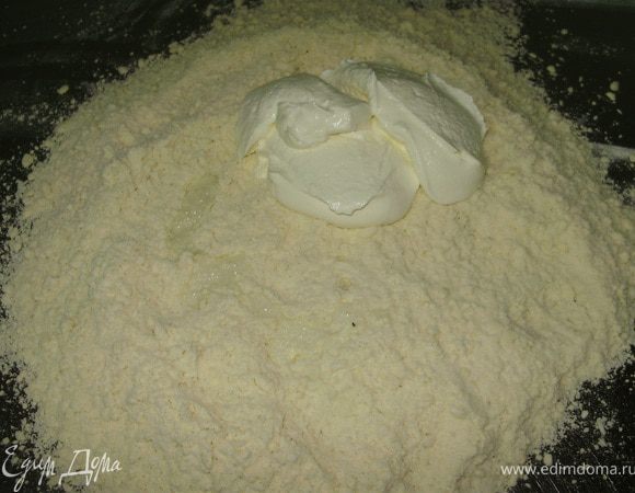 Перетереть масло с мукой в крошку, добавить соду погашенную лимонным соком и сметану.