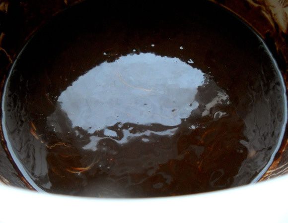 Шоколад и масло растопить на медленном огне, помешивая (можно использовать водяную баню). 