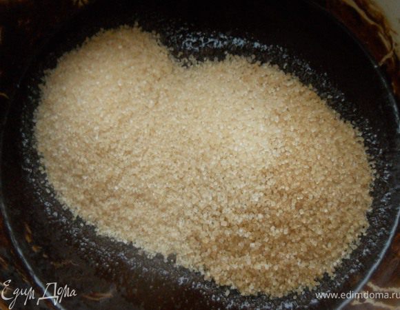 Добавить сахар, растереть и слегка остудить (несколько минут). 