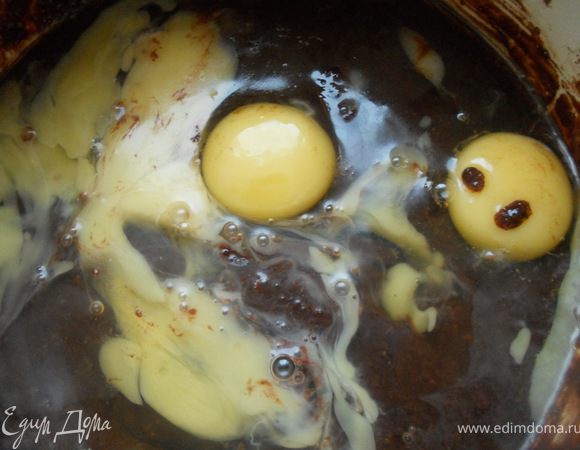 Вмешать яйца, предварительно их не взбивая. 